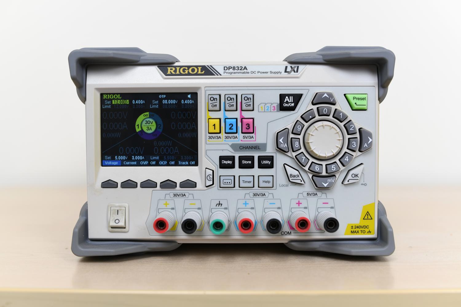 Источник питания Rigol DP832A